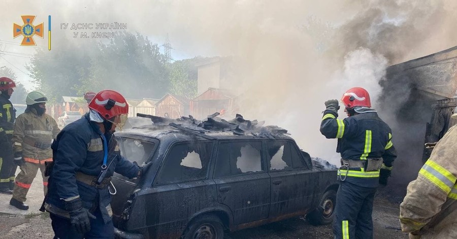 В Киеве огонь с загоревшегося здания перешел на гаражи  