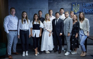 Президент в день молодежи встретился с победителями конкурса роликов об Украине