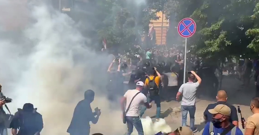В Киеве на Банковой начались столкновения 