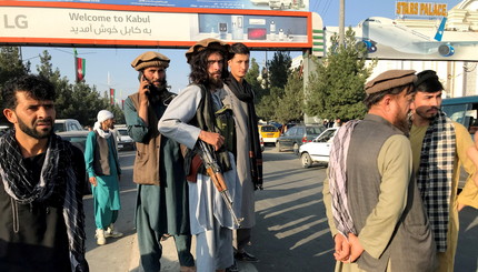 Члены Талибана находятся возле международного аэропорта имени Хамида Карзая в Кабуле, Афганистан.