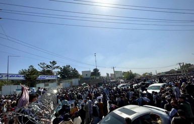 В Афганистане люди массово штурмуют рукав трапа в аэропорту, пытаясь сбежать из страны 