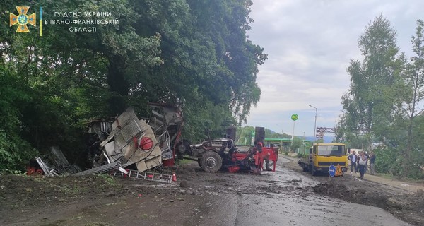 На Ивано-Франковщине перевернулся пожарный автомобиль, пострадали шестеро спасателей