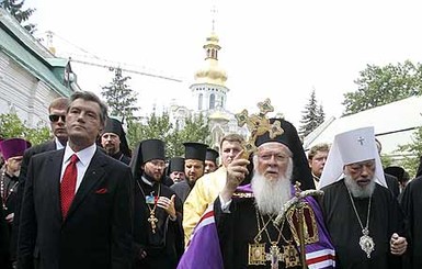 Киев встретил Вселенского  патриарха жарой,  флажками и пробками 