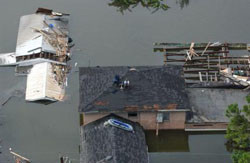 Жителей Ивано-Франковска спасают с крыш затопленных домов вертолетом 