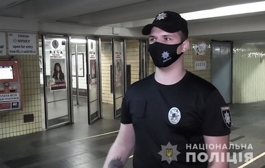 В Киеве полицейский спас пассажира метро, у которого случился сердечный приступ 