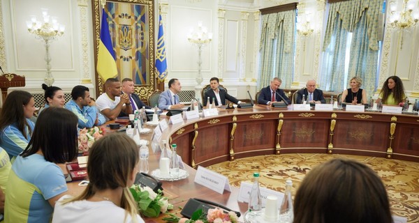 Зеленский вручил награды олимпийцам и анонсировал визит в Украину президента МОК