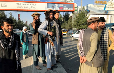 Украинец, застрявший в Кабуле: Талибы привезли около тысячи своих бойцов, чтобы навести порядок в аэропорту