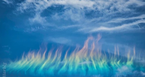 Семья американцев сфотографировала причудливое радужное пламя в небесах