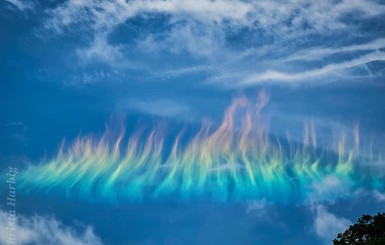 Семья американцев сфотографировала причудливое радужное пламя в небесах