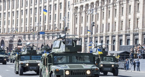 По центру Киева идет боевая техника, а у станции метро 