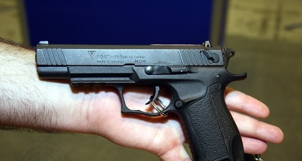 В Киеве водитель наставил пистолет на полицейского, регулировавшего дорожное движение
