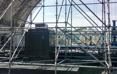 Организаторы: КГГА планировала демонтировать памятник под сценой для концерта Андрея Бочелли