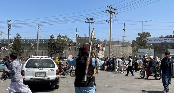 Украинцев пытаются эвакуировать из Кабула, направив их в военный сектор аэропорта