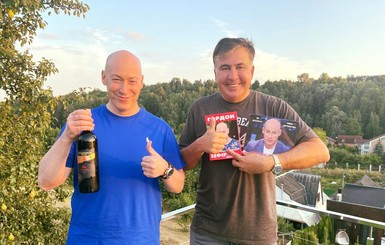 Гордон и Саакашвили обменялись подарками имени себя любимых