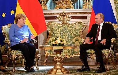 Путин попросил Меркель повлиять на Киев для выполнения всех обязательств по Донбассу