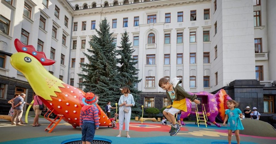 У Офиса президента открыли детскую площадку, оформленную по мотивам работ Примаченко