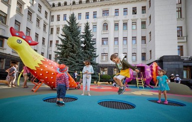 У Офиса президента открыли детскую площадку, оформленную по мотивам работ Примаченко
