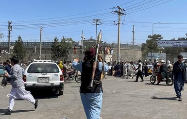 Австралия эвакуировала из Кабула 300 человек, а США рекомендовали своим гражданам сидеть дома и ждать инструкций