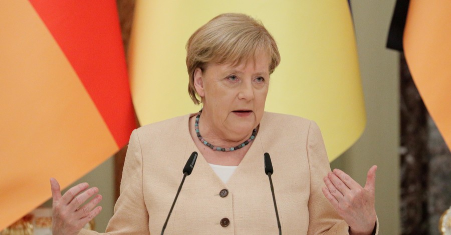Меркель заявила, что Германия готова инициировать санкции против России из-за 