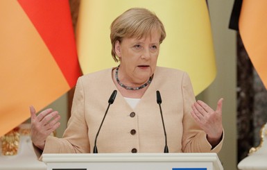 Меркель заявила, что Германия готова инициировать санкции против России из-за 