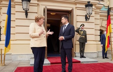 Зеленский вручил Ангеле Меркель Орден Свободы