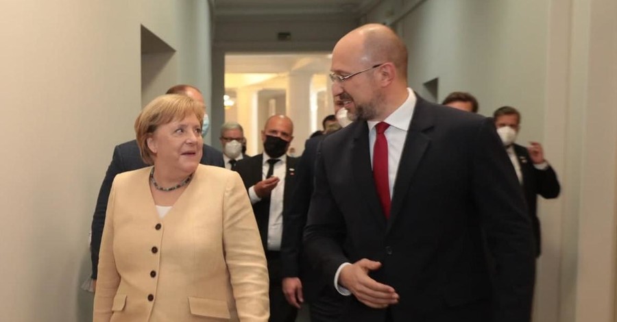 Меркель приехала на встречу со Шмыгалем в Мерседесе с символикой 30-летия Независимости Украины
