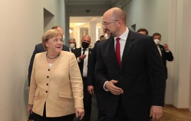 Меркель приехала на встречу со Шмыгалем в Мерседесе с символикой 30-летия Независимости Украины