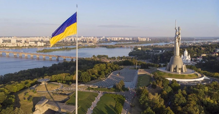 Битва флагштоков на День Независимости: самый высокий в Харькове, самый красивый - в селе Марьяновка