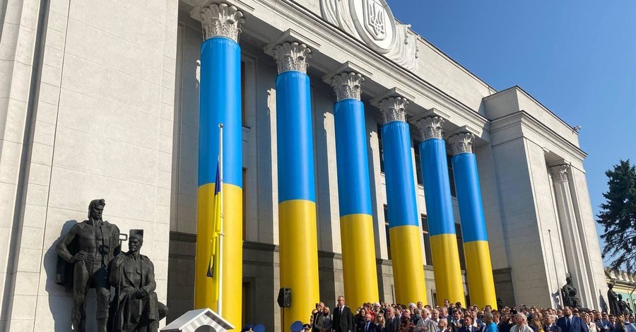 У парламента подняли исторический Флаг Независимости, а на Черкасчине - самый большой