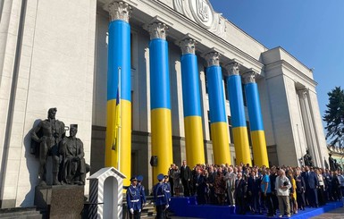У парламента подняли исторический Флаг Независимости, а на Черкасчине - самый большой