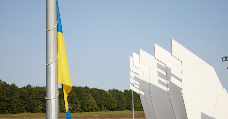 Зеленский поднял самый большой флаг Украины в географическом центре страны