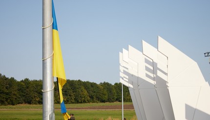 Зеленский поднял самый большой флаг Украины в географическом центре страны