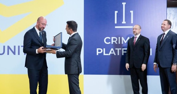 Зеленский наградил орденами участников Крымской платформы