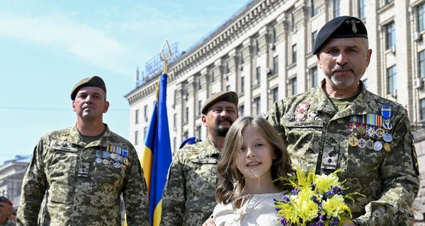 Родители юной артистки, растрогавшей Зеленского на параде, не хотят публичности