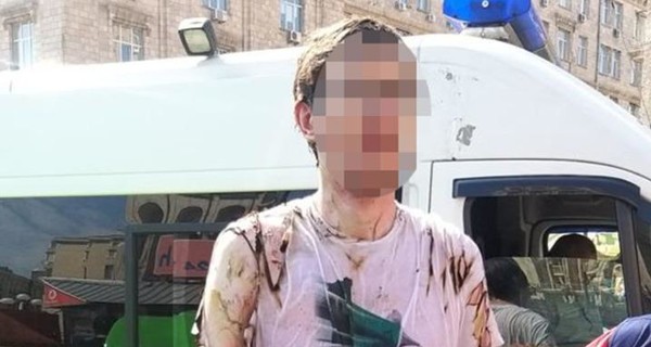 В центре Киева один мужчина облился красной краской, а другой - хотел сжечь себя