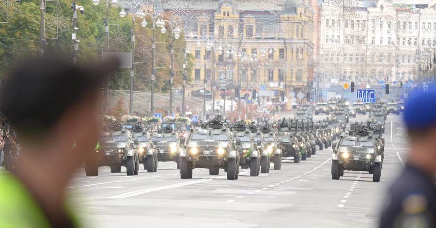 Видеотрансляция военного парада в Киеве: в небе, на земле и воде