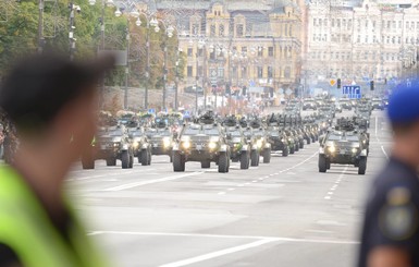 Видеотрансляция военного парада в Киеве: в небе, на земле и воде