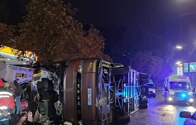 В Киеве перевернулся молдавский автобус с туристами, есть пострадавшие