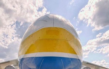 Украинские стронгмены сдвинут с места самый большой самолет в мире