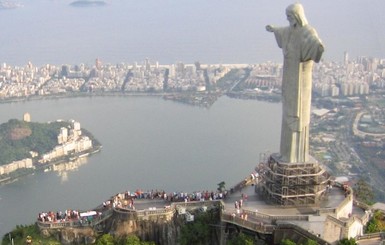 В Бразилии задержали французов, которые вскарабкались на статую Христа-Искупителя