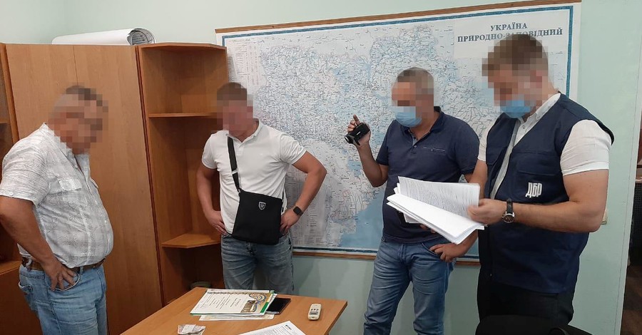 ГБР задержало мелитопольского депутата, который за деньги разрешал ездить по Бирючему