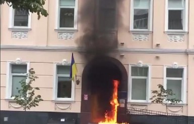 В Киеве неизвестный подорвал коктейлем Молотова офис омбудсмена