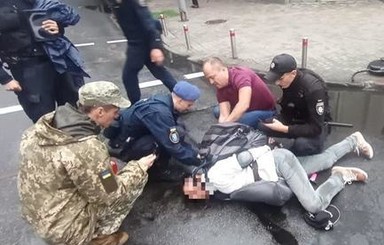Спецназ задержал мужчину, бросившего коктейль Молотова в офис омбудсмена 