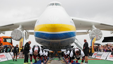 Украинские стронгмены установили мировой рекорд, сдвинув 