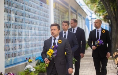 Владимир Зеленский почтил память погибших защитников Украины