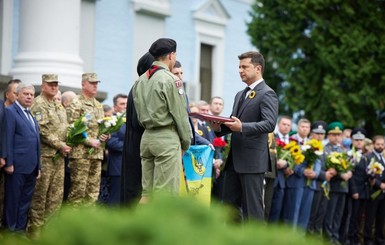 Зеленский посмертно присвоил звания Героев Украины двум погибшим защитникам