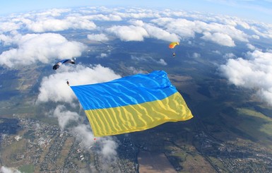 Парашютист из Одессы развернул в небе самый большой флаг Украины