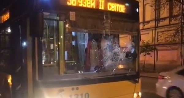 В Киеве двое мужчин разбили окна троллейбуса и напали на водителя
