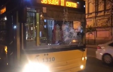 В Киеве двое мужчин разбили окна троллейбуса и напали на водителя