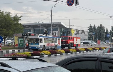 В Харькове молния ударила в троллейбус и в 100-метровый флагшток с флагом Украины